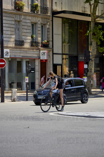 Vélos et voitures à Paris