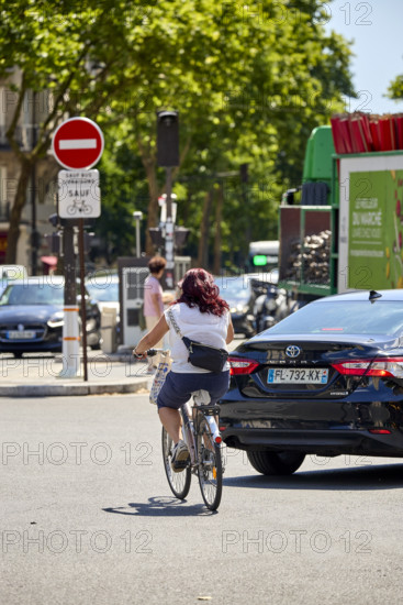 Vélos et voitures à Paris