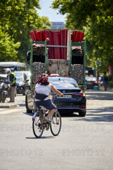 Vélos et voitures à Paris