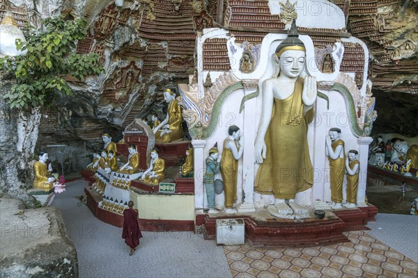 Buddha statues in the Kawgun Cave