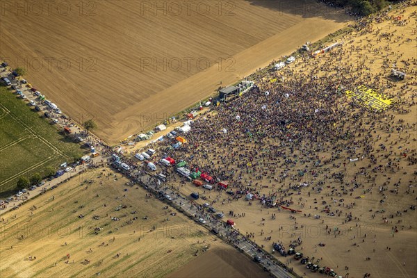 Many people on large-scale demonstration against the clearing of the Hambach forest