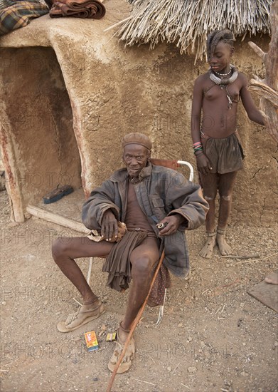 Himbahauptling and Himbamadchen in front of the clay hut