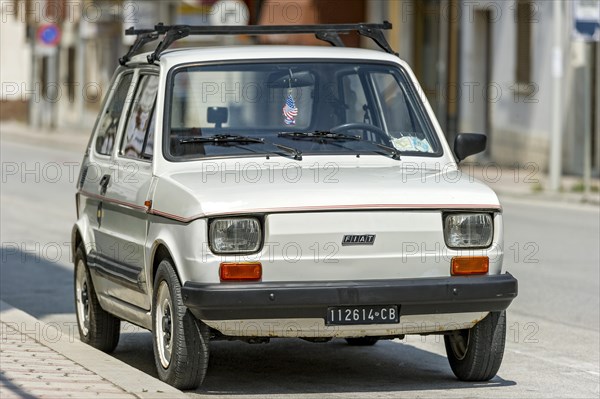 White FIAT 126