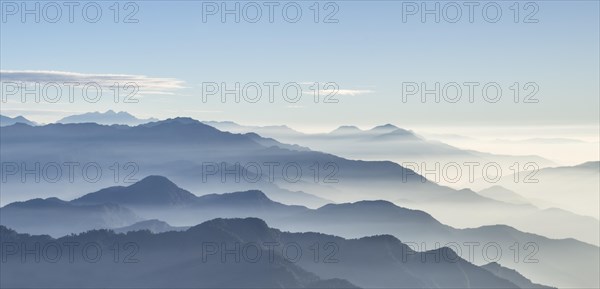 Mountain ranges in the Hehuanshan Mountains