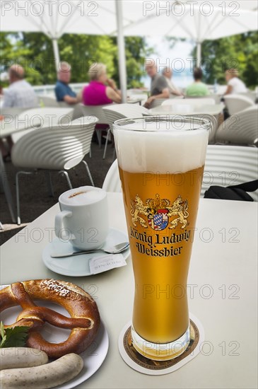 King Ludwig Weissbier and Weisswurst with pretzel