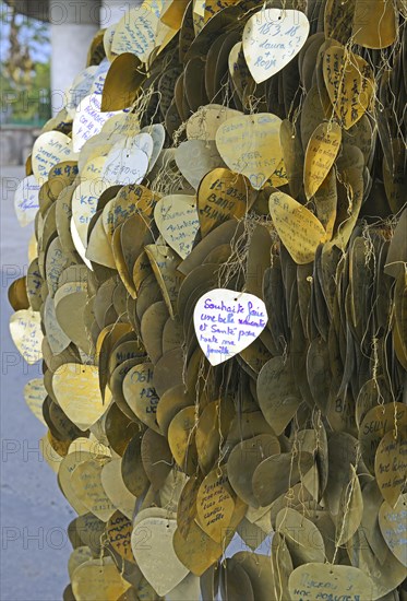 Heart-shaped plates to write down wishes