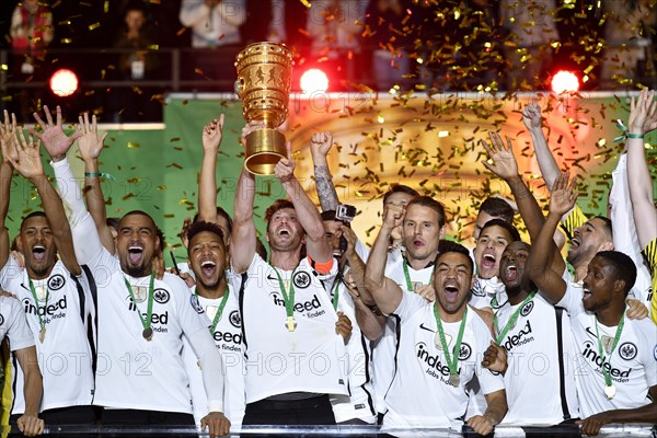 David Abraham Eintracht Frankfurt cheers after the cup is handed over to Team Eintracht Frankfurt