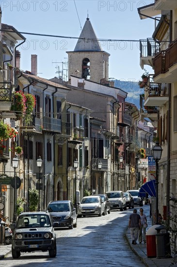 Strasse Corso Vittorio Emanuele witch church Chiesa di Sant'Emidio