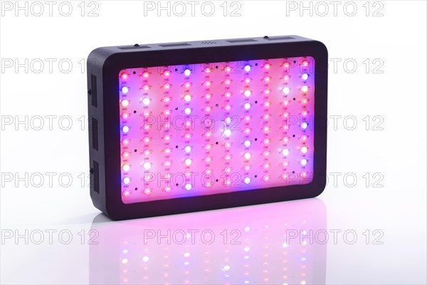 Full-spectrum LED grow light for indoor plant vegetative and flowering growth emitting red