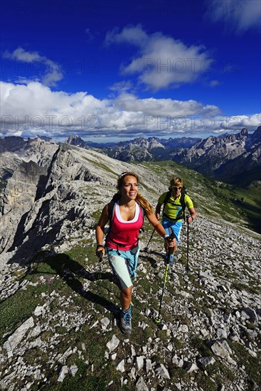Hikers on the ascent from the Prato Piazza to the summit of the Durrenstein