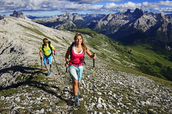 Hikers on the ascent from the Prato Piazza to the summit of the Durrenstein