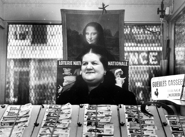 Saleswoman looks like the aged Mona Lisa