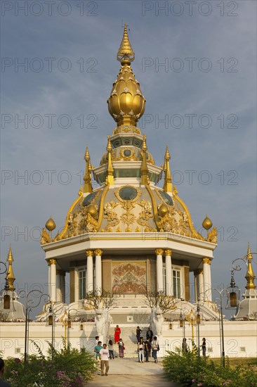 Maha Rattana Chedi of Wat Thung Setthi