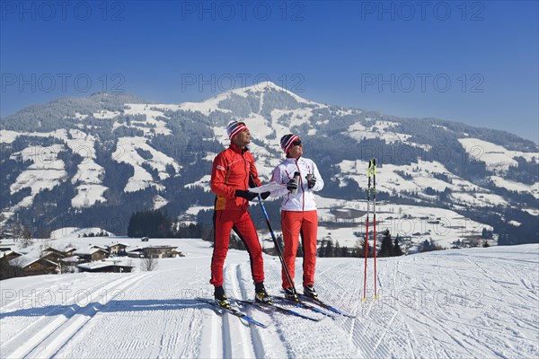 Cross-country skiers on the Penningberg with a view of the Hohe Salve