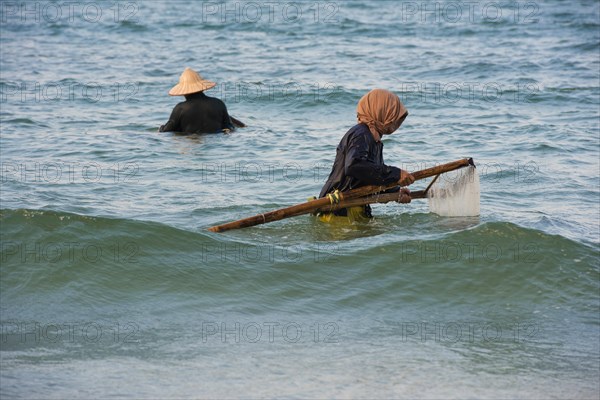 Mussel hunters