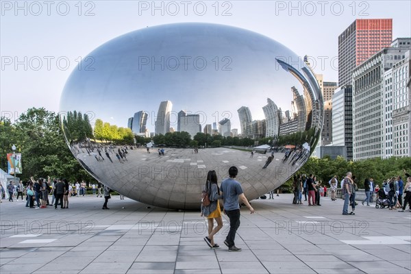 Mirroring sculpture Cloud Gate