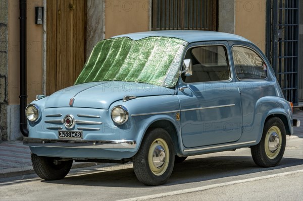 Blue FIAT 600