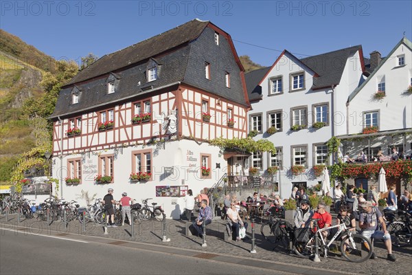 Tourists in front of the Cafe Restaurant Altes Zollhaus