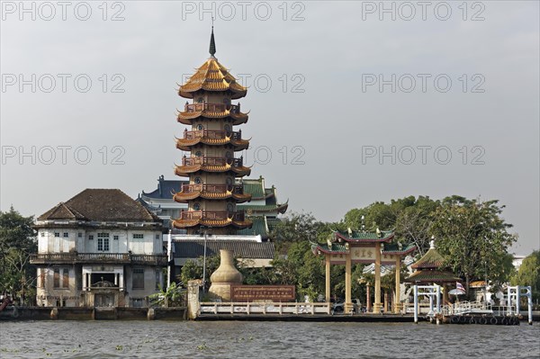 Chee Chin Khor Temple and Pagoda on the shore