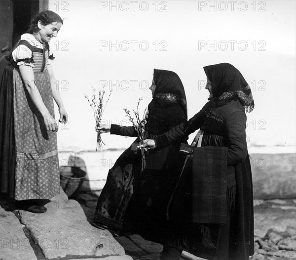 Landlady receives bouquet of flower girls ca. 1930