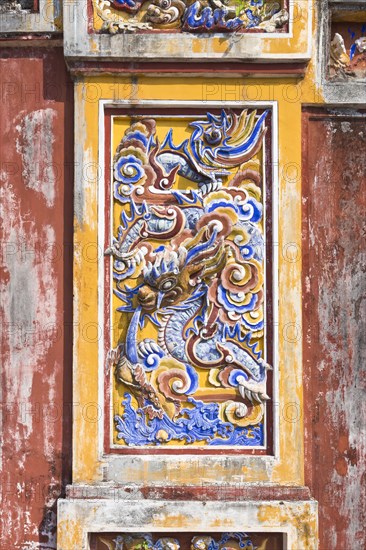 Painting and decoration on the The To Mieu gate