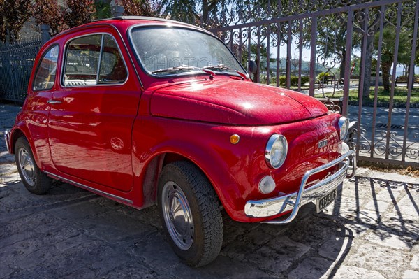 Red FIAT Nuova 500 L