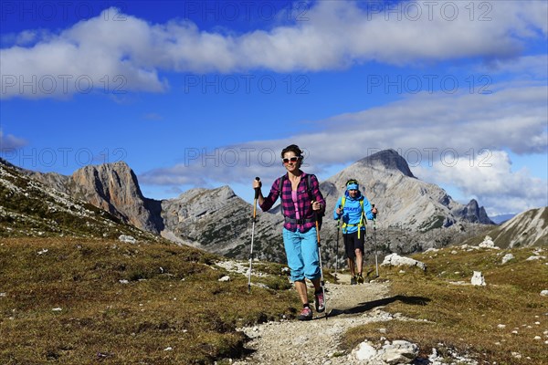 Female hikers in front of the Grosser Rosskopf