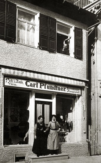 Two saleswomen in front of the fashion store Carl Pfundtner