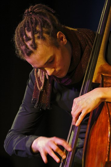 Conrad Steinhoff of the Gerold Heitbaum Quartet plucking on contrabass