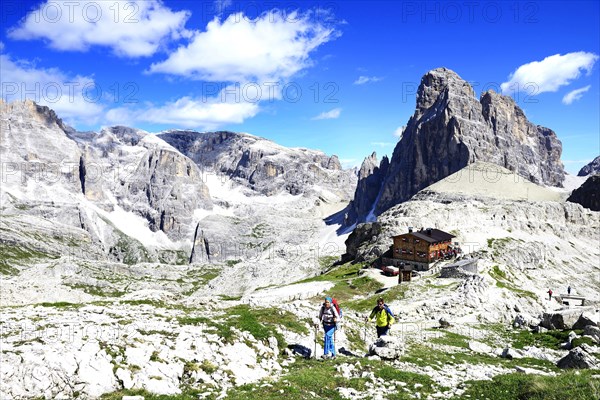 Hikers above the Bullele-Joch-Hutte and the summit of the Einser