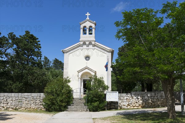 Small church in Lun