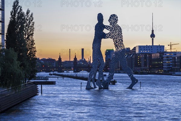 Sculpture Molecule Man by the artist Jonathan Borofsky