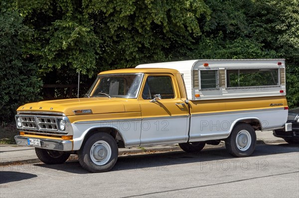 Oldtimer Ford F100 Styleside Sport Custom pickup truck with camping body