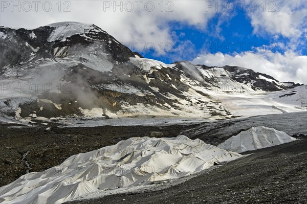 Covering of glacier ice with white plastic fleece to reduce glacier shrinkage in summer