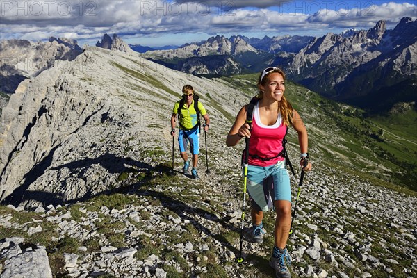 Hikers on the ascent from the Prato Piazza to the summit of the Durrenstein