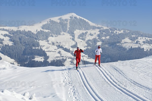 Cross-country skiers on the Penningberg with a view of the Hohe Salve