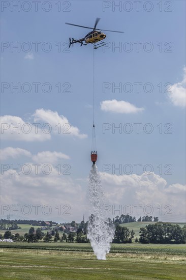 Helicopter empties water tank for precise fire extinguishing