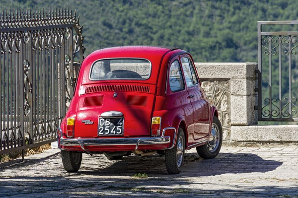 Red FIAT Nuova 500 L