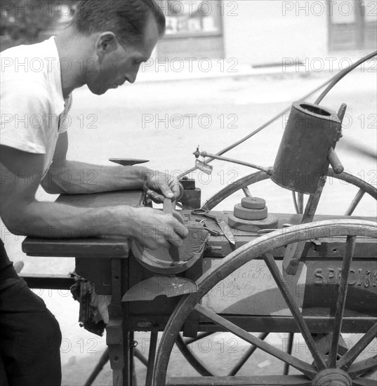 Scissors grinder at work