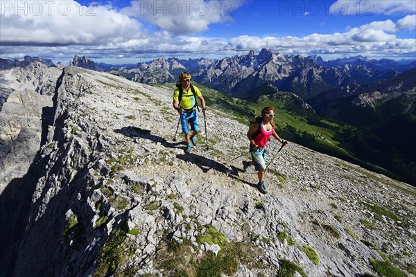 Hikers on the ascent from the Prato Piazza to the summit of the Durrenstein