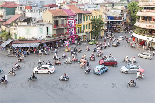 Street action at the Dinh Tien Hoang