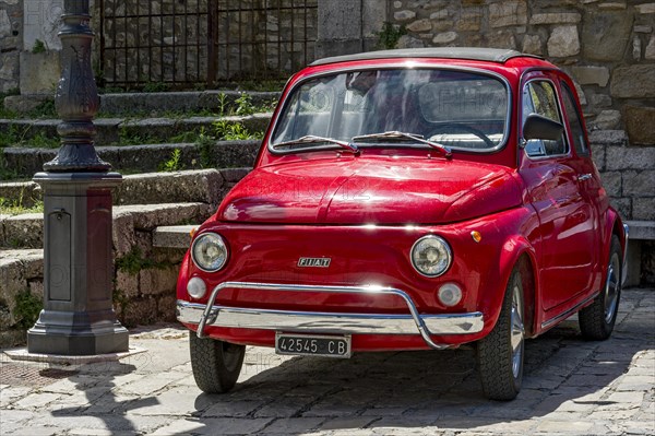 Red FIAT Nuova 500 L