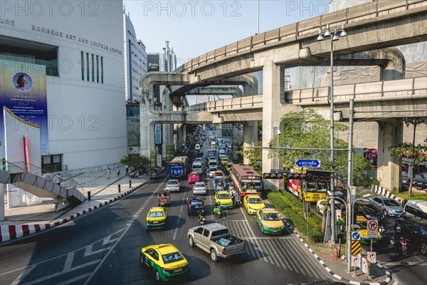 BTS Skytrain Trasse mit verkehrsreicher Strasse