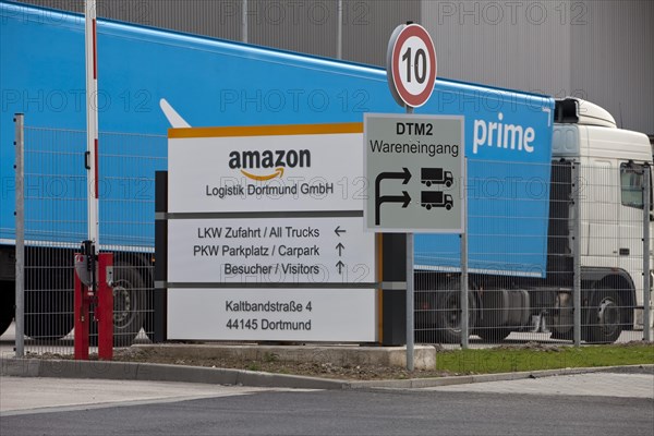 Amazon Prime Truck drives to the Amazon Logistics Center DTM2