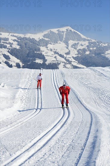 Cross-country skiers on the Penningberg with a view of the Hohe Salve