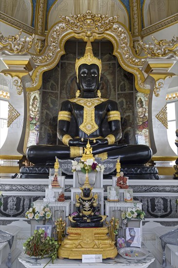 Black Buddha in Maha Rattana Chedi of Wat Thung Setthi