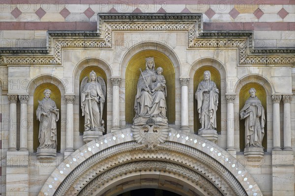 Patron saints of the cathedral on the western facade