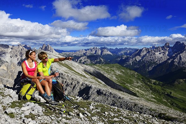 Hikers on the ascent from the Prato Piazza to the summit of the Durrenstein