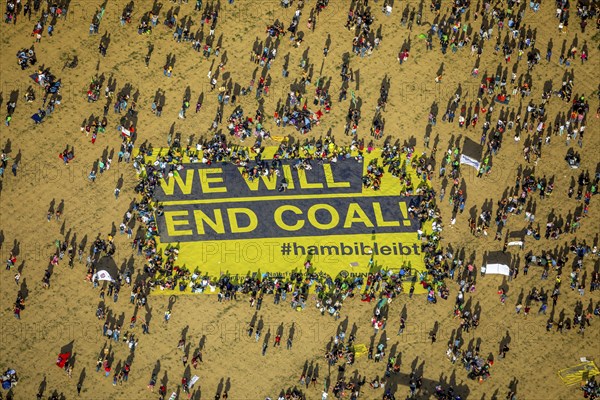 Many people on large-scale demonstration with Banner We will end coal