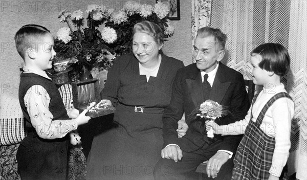 Grandchildren congratulate golden wedding approx. 50's